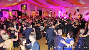 „The show must go on“: Mit Tanz, Tombola und Taktgefühl durch den Töginger Stadtball