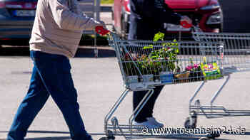Verkehrsunfallflucht in Mühldorf: Unbekannter fährt wohl mit Einkaufswagen gegen geparktes Auto