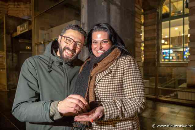 Ann krijgt verloren trouwring met as van echtgenoot terug van eerlijke vinder Zakaria: “De man van het jaar is nu al bekend”