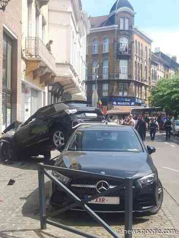 Spectaculair ongeval en arrestatie in Schaarbeek - Brussel - BRUZZ