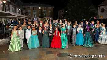Walzer tanzen auf dem Kirchplatz in Starnberg - Merkur.de