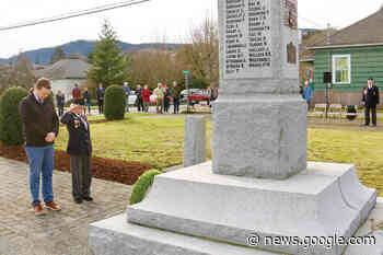 Ladysmith pays respects on cenotaph's 100th anniversary ... - Nanaimo Bulletin
