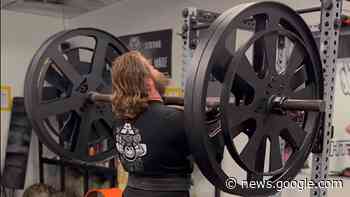Strongman Tyler Scott Obringer Axle Presses 425 Pounds - BarBend