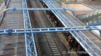 Caos Roma-Lido: maxi ritardi e banchine "pollaio"