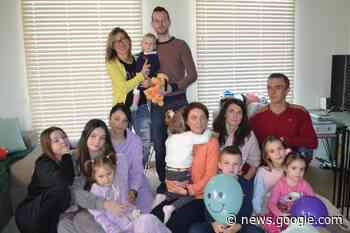 Jong gezin uit Deerlijk biedt onderdak aan elf familieleden die ... - KW.be