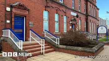 Grimsby: Former PC barred after kneeing man in head during arrest