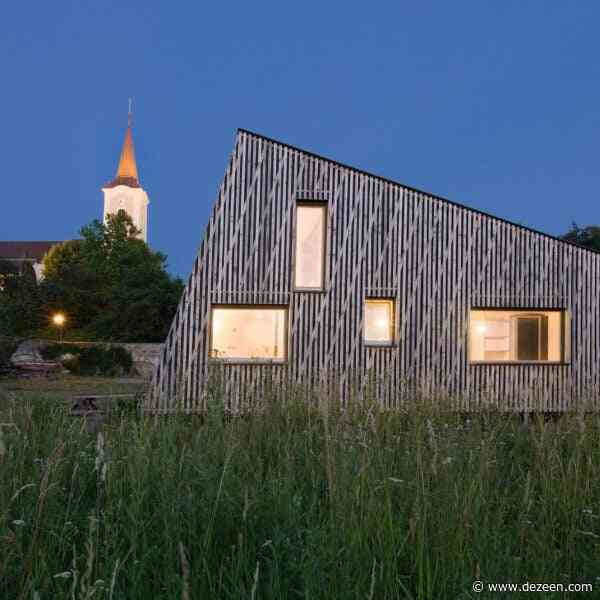 Juri Troy Architects uses timber and straw for holiday cabin in Austrian village