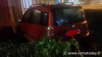 Auto si schianta contro la caserma dei vigili del fuoco