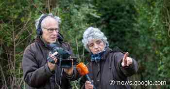 Met z'n tweeën op de fiets door Berg en Dal voor de omroep: filmend ... - De Stentor