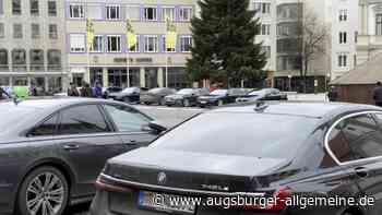 Rathausplatz als Edel-Parkplatz: Dienstwagen sorgen für Aufsehen