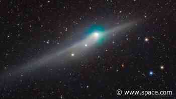 Green comet flaunts its tail in dazzling deep space photo
