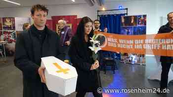 Neue Protest-Aktion: Klima-Aktivisten tragen Kindersärge über Hochzeitsmesse