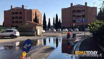 La perdita d’acqua delle palazzine popolari arriva in strada e si ghiaccia. I residenti: "Caduti motociclisti"