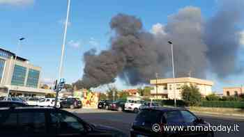 Incendio ad Aprilia, capannoni in fiamme: "Rischio disastro ambientale"