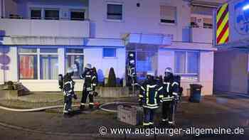 Feuerwehreinsatz: Eine Person wird bei Brand in Ladengeschäft verletzt