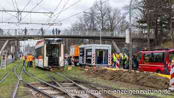 Straßenbahn bei Unfall auseinandergerissen - 13 Verletzte