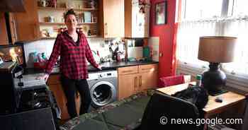 Sutton mum sleeping in kitchen due to walls caked in black mould - Surrey Live