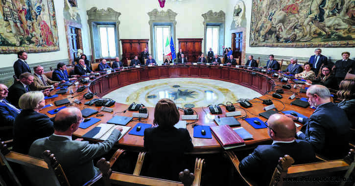 Autonomia differenziata, il cdm approva tra gli applausi. Meloni: “Rispettiamo gli impegni”. Opposizioni: “Presa in giro pre elettorale”