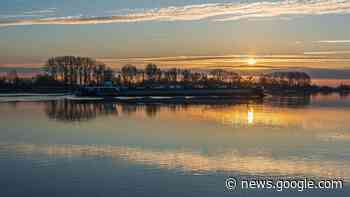 Brake: Binnenschiff im Morgengrauen auf der Weser - Nordwest-Zeitung