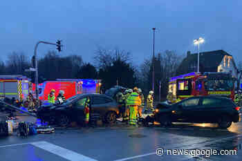 Unfall in Haan: Feuerwehr befreit Mann aus seinem Auto - - Super Tipp