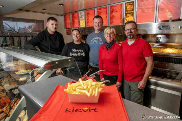 Kris en Peggy van frituur Kievit hebben overnemers voor bekende zaak: “Hebben hier veel gelachen, maar door ziekte was het niet meer vol te houden”