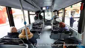 Ohne Ticket im Bus: Mann schlägt Kontrolleure und flüchtet