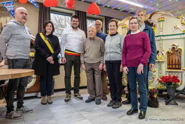 Leonard blaast honderd kaarsjes uit in wzc Ter Sig