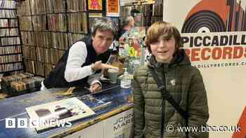 Johnny Marr: Ex-Smiths star backs schoolboy busker with cash grant