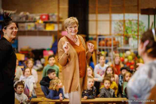 Basisschool De Spiegel neemt na 40 jaar afscheid van geliefde juf Annie (62) die alle kinderen trakteert op frietjes