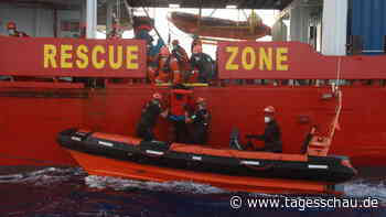 Flucht über das Mittelmeer: Seenotretter bergen tote Migranten