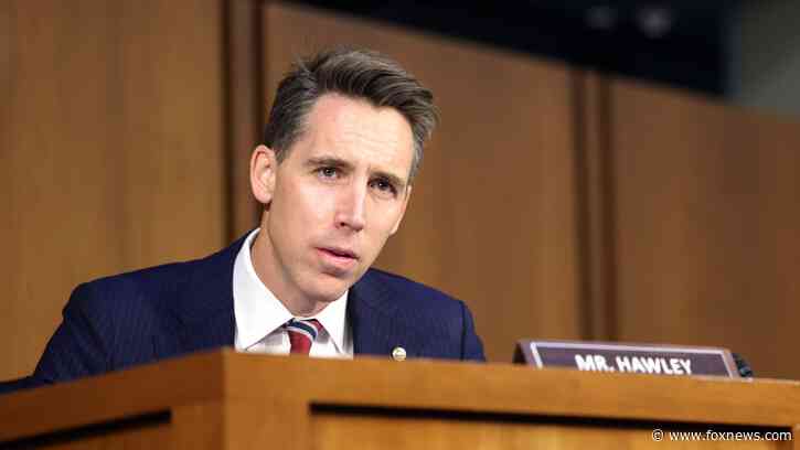 Hawley demands Homeland Security investigation into Biden's 'baffling' response to Chinese spy balloon