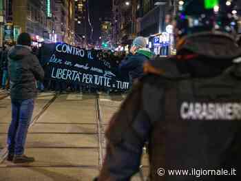 Lancio di fumogeni al corteo anarchico a Milano. Ferito un teleoperatore