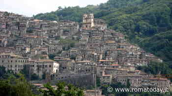 Il comune ancora in "lockdown" che rischia la paralisi totale dei servizi