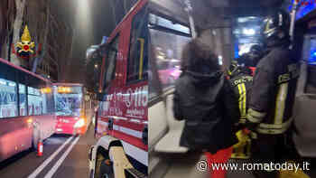 Tamponamento tra bus a Roma: autista incastrato, passeggeri feriti