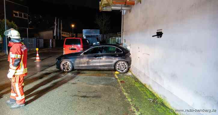 Junger Mann bleibt mit Auto in Wand stecken