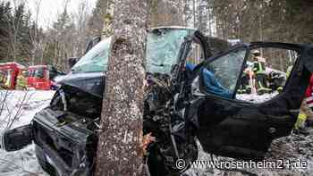 Auf dem Weg zum Skifahren: Kleinbus prallt gegen Baum - Frau (18) eingeklemmt und schwer verletzt
