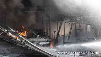 Fahrzeughalle abgebrannt: Mehrere Busse zerstört - ein Verletzter und Millionenschaden