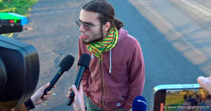 Cospito, insulti e lancio d’acqua contro i giornalisti. E gli anarchici “portano via” attivista di Ultima generazione dall’intervista – Video