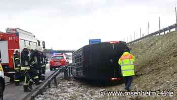 Überholmanöver mit Folgen: Transporter überschlägt sich auf A94 – Fahrer (22) mit Schutzengel