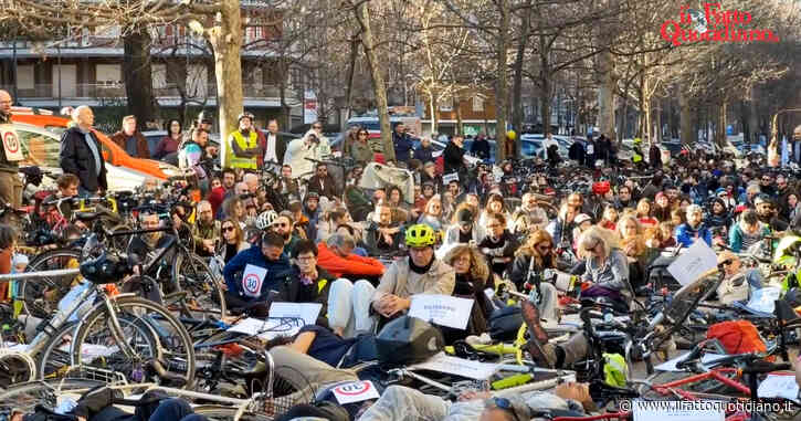 Incidenti in bicicletta, la manifestazione dopo la morte di Veronica a Milano. “Vogliamo il limite di 30 all’ora e zone pedonali davanti alle scuole”