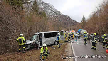 Unfall zwischen Tankwagen und Kleintransporter: Mann muss aus Wrack befreit werden