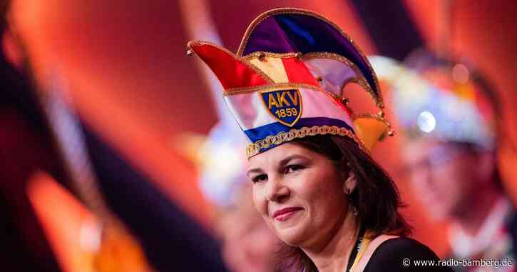 Mit Schwung: Annalena Baerbock bekommt Karnevalsorden