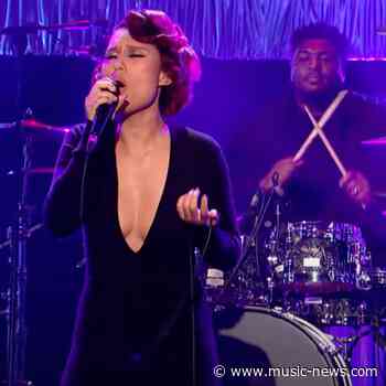 Raye forgets lyrics on stage in viral video