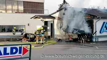 Feuerwehr löscht brennendes Dach des Aldi-Markts in Westhagen