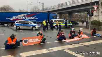 Klima-Aktivisten der "Letzten Generation" kleben sich erstmals auf Straße in Thüringen