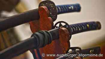 Mann geht mit Samuraischwert auf Autofahrerin los