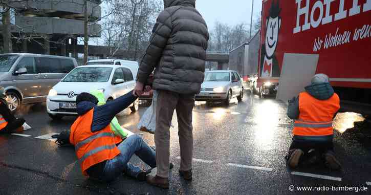 Klimaaktivisten blockieren Straßen in mehreren Städten