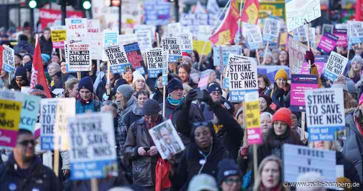 England: Pflegekräfte legen Arbeit nieder
