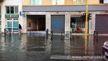 Si rompe una tubatura, via Gregorio VII diventa un fiume. Palazzi senz'acqua