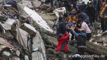 Liveblog zum Erdbeben: ++ Zahl der Toten steigt auf mehr als 1400 ++